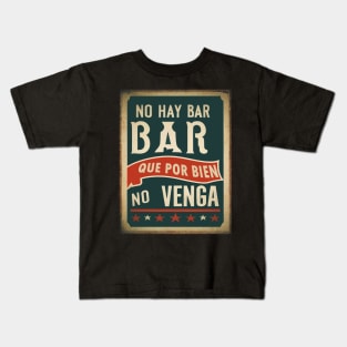 No hay BAR que por BIEN no venga. Frase divertidaa Kids T-Shirt